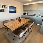 Phoenix B By Leavetown Vacations *